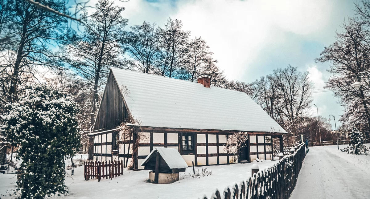 Złotów w pięknej zimowej scenerii o poranku