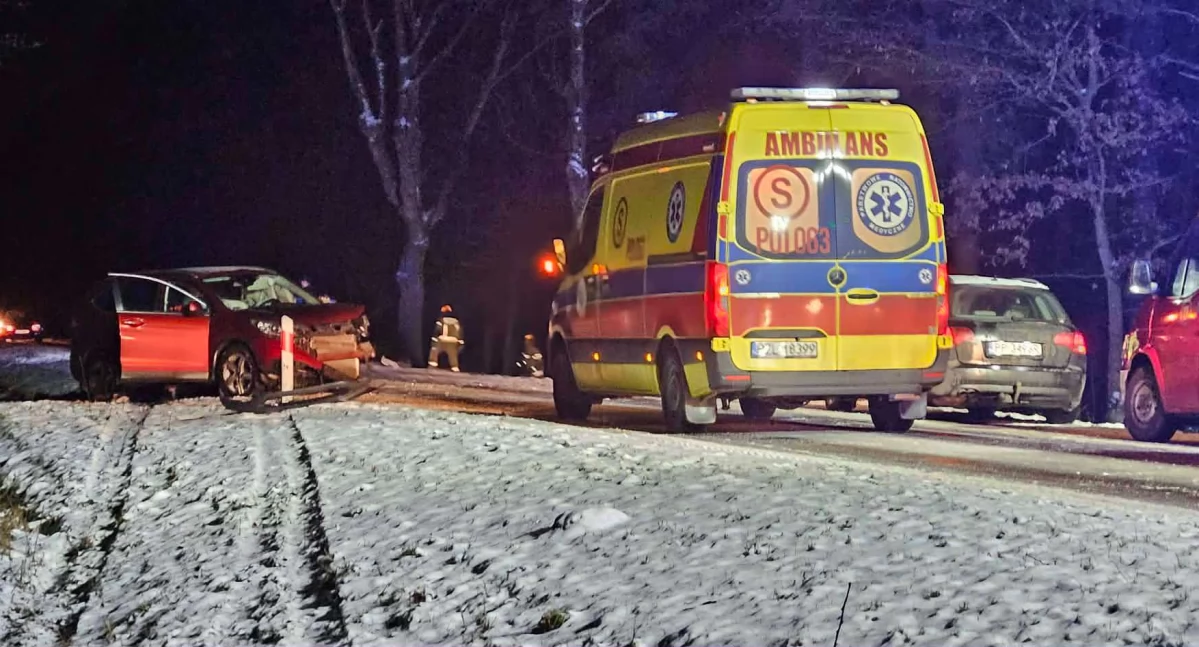 Czołowe zderzenie samochodów. Trzy osoby w szpitalu