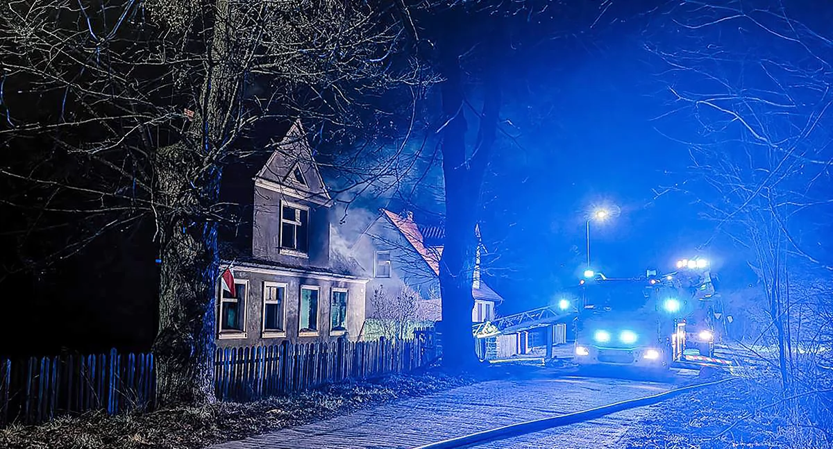 Strażacy w ostatniej chwili uratowali kobietę z pożaru