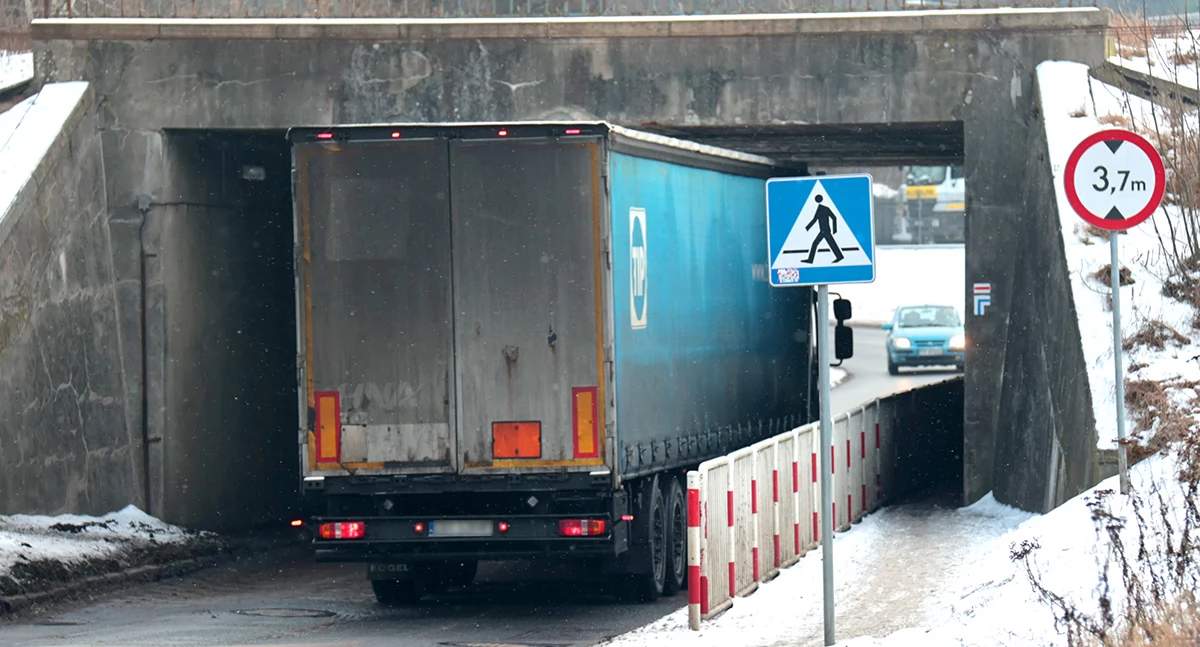 [WIDEO] Wąskie gardło Złotowa do odblokowania. Ile tirów przejeżdża pod wiaduktem na Powstańców?