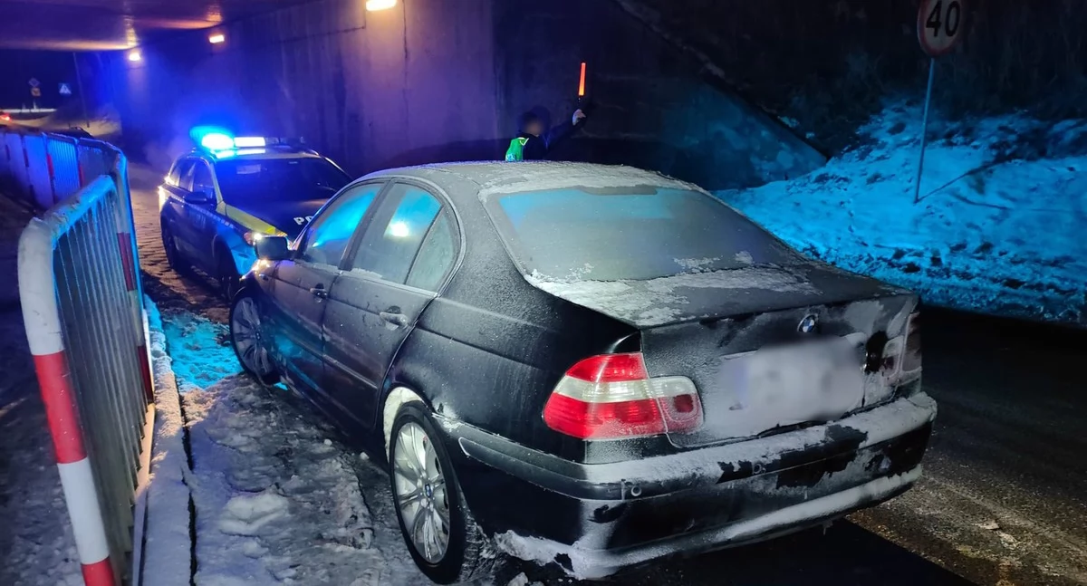 Poranny chaos przed wiaduktem. Policja ukarała dwóch kierowców