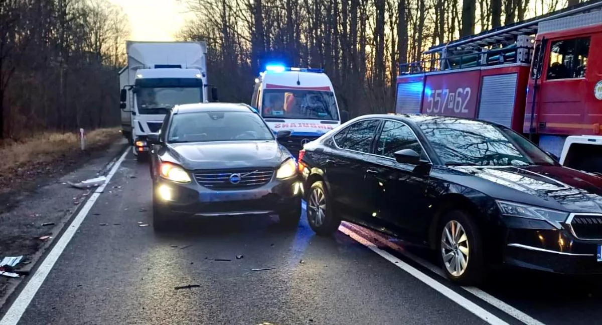 Ciężarówka wjechała w osobówkę. Droga zablokowana