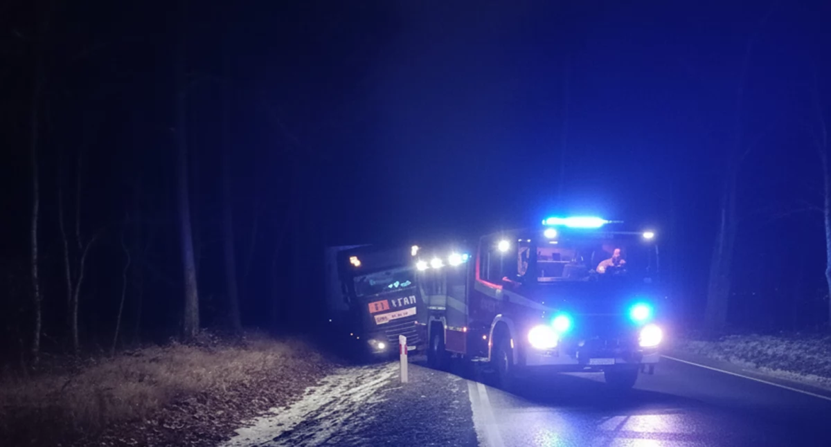 Utrudnienia na DW 188 w kierunku Złotowa. Ciężarówka wpadła do rowu