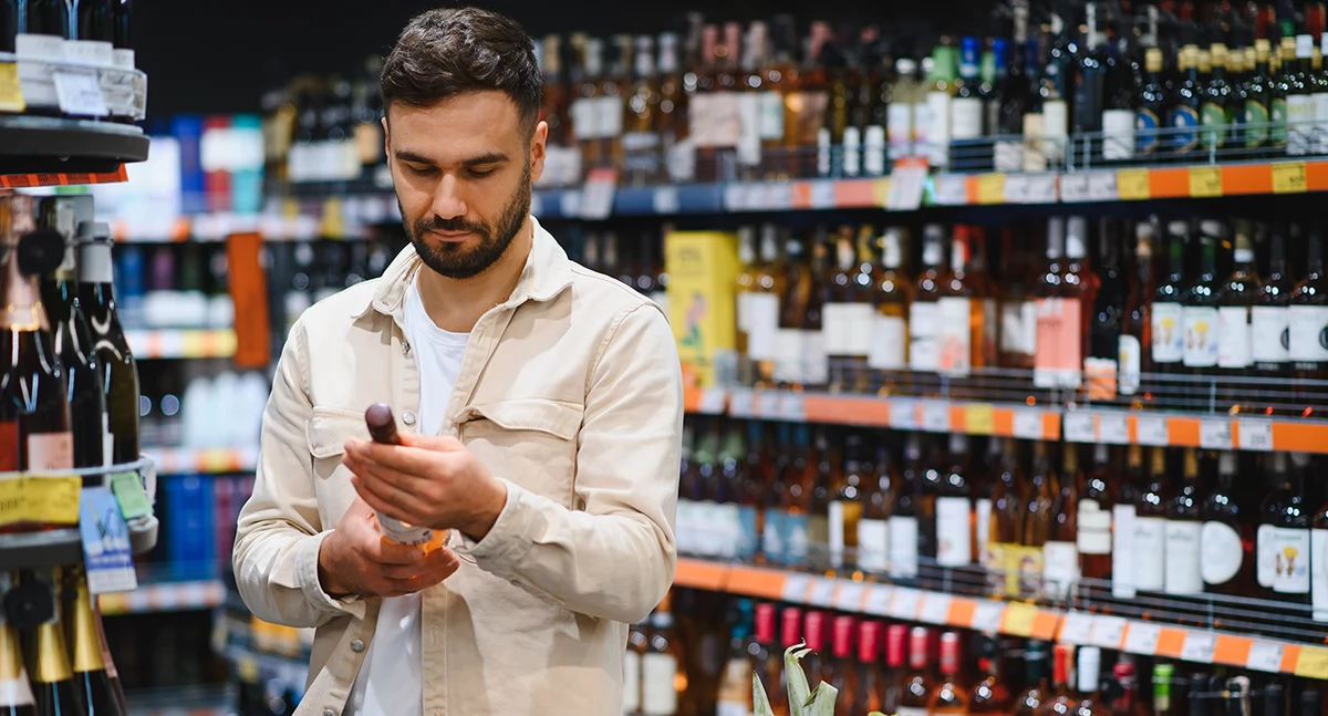 Miliony z alkoholu, lecz młodzi coraz częściej mówią „pas”