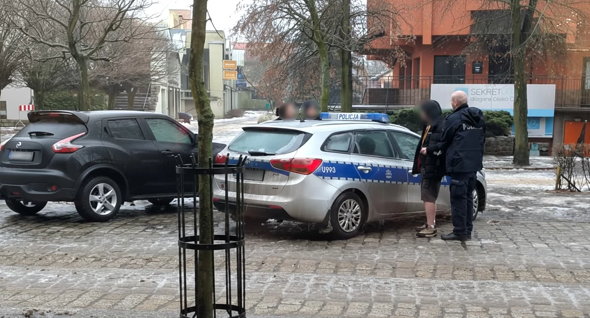 Nie chcieli się wyprowadzić. Zniszczyli drzwi, krzesło wyleciało przez okno