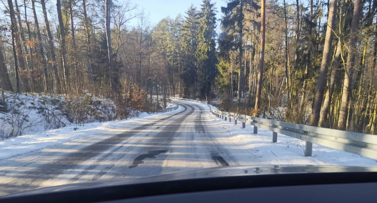 „Jedno wielkie lodowisko”. Mieszkańcy alarmują o stanie drogi Wersk–Zakrzewo