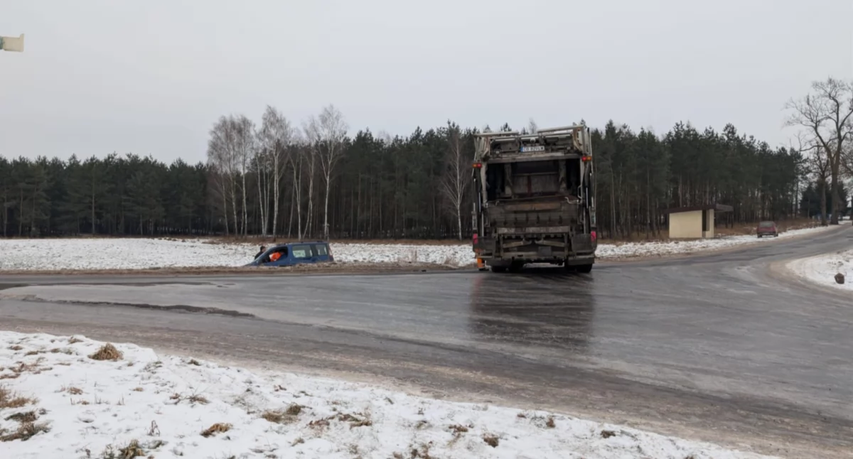 [WIDEO] Uwaga, wypadek! Droga całkowicie zablokowana