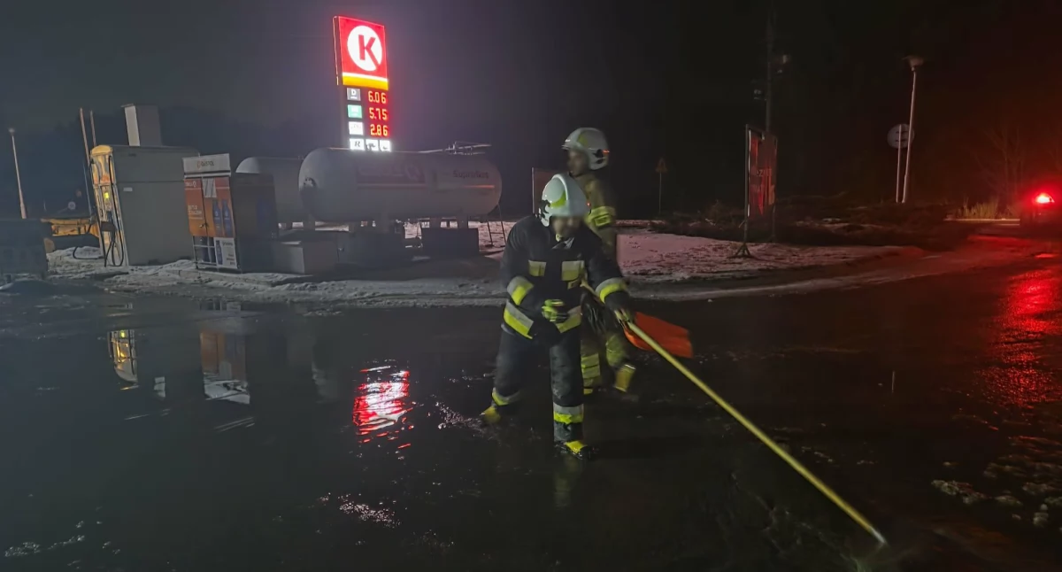 Strażacy interweniowali na stacji paliw w Złotowie