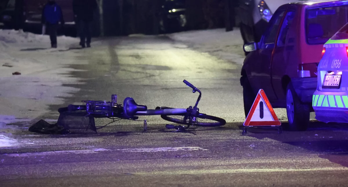 Rowerzystka zabrana do szpitala po kolizji z samochodem