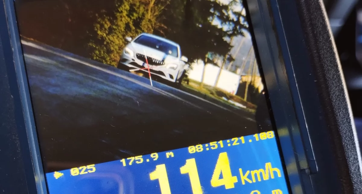 Pomylił drogę z torem wyścigowym? 114 km/h w terenie zabudowanym
