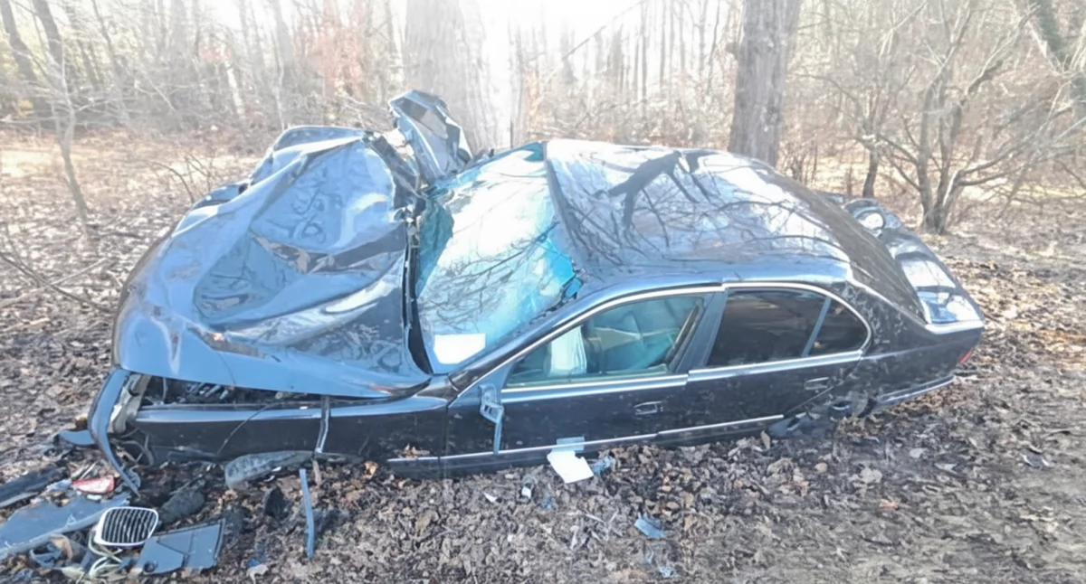 25-latek stracił panowanie nad BMW. Auto uderzyło w drzewo