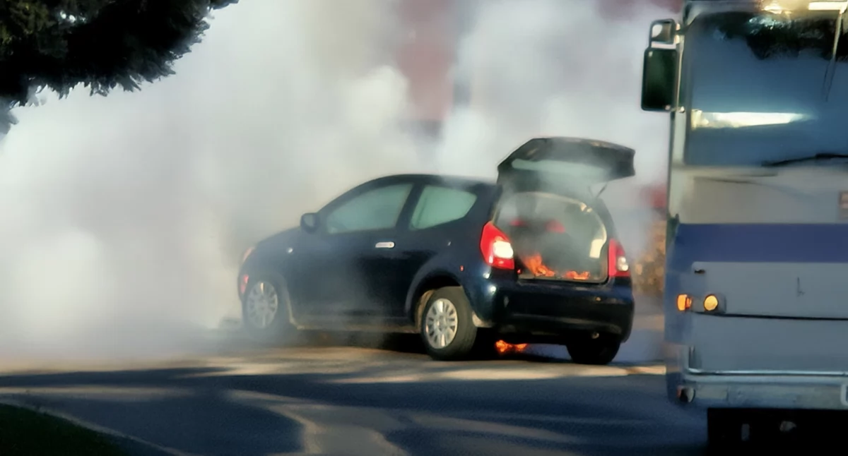 Auto stanęło w ogniu kilkanaście metrów od strażaków