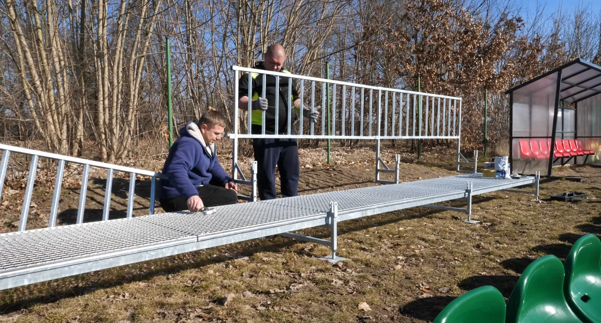 [WIDEO] Boisko z nowymi trybunami. Kibice w końcu usiądą wygodnie