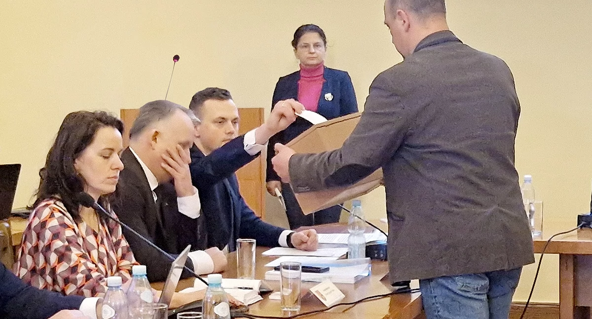 Głosowanie na ostatnią chwilę. Ściągali radnych Koalicji Obywatelskiej na salę obrad