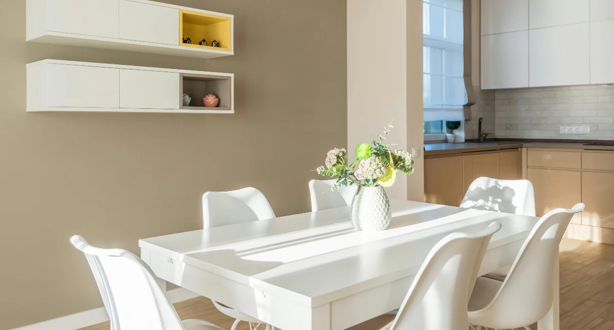 Białe krzesła plastikowe – ponadczasowy wybór do każdego wnętrza