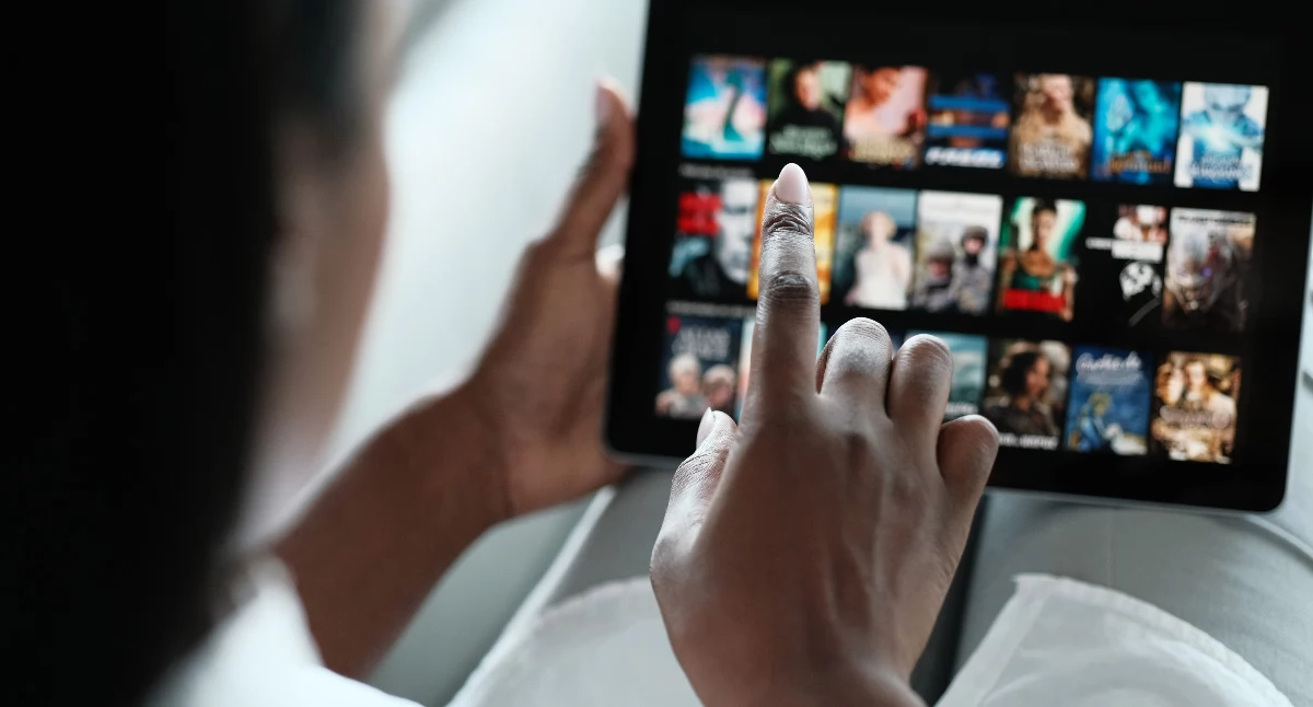 Czy Netflix produkuje dobre komedie? Co warto obejrzeć?