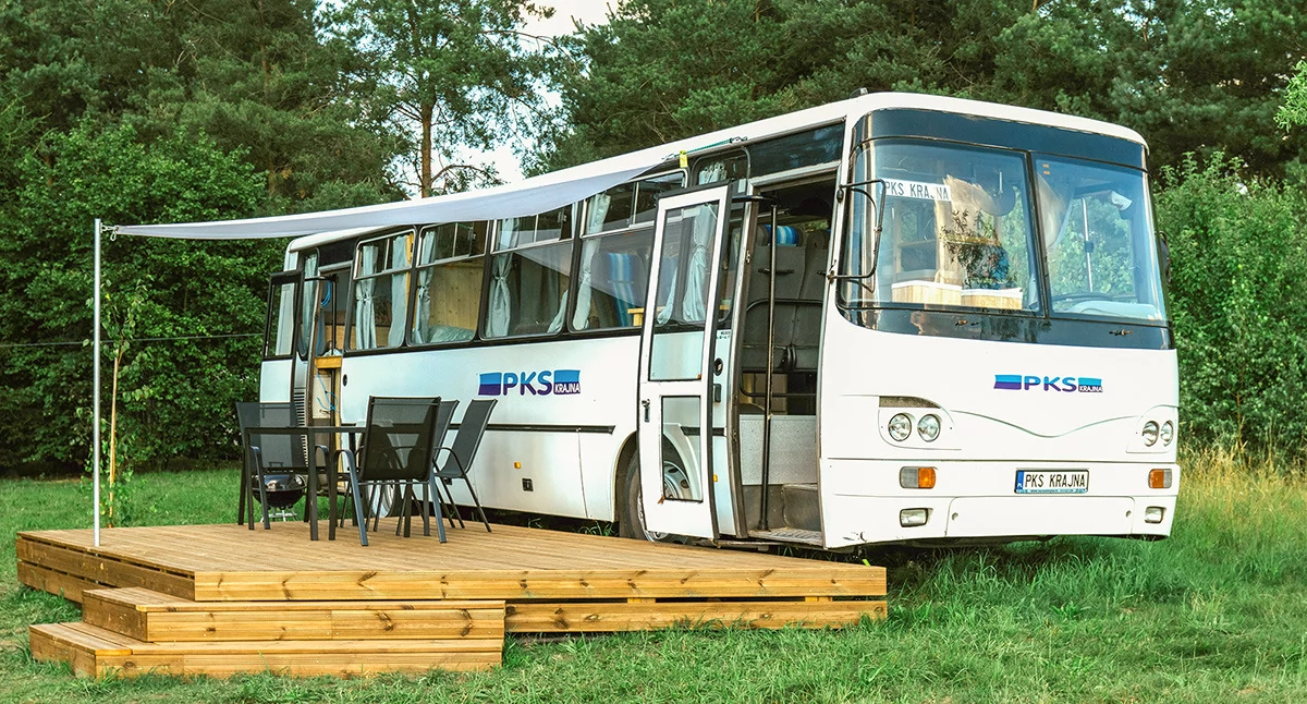 Na urodziny kupił sobie autobus i zrobił z niego... kamper