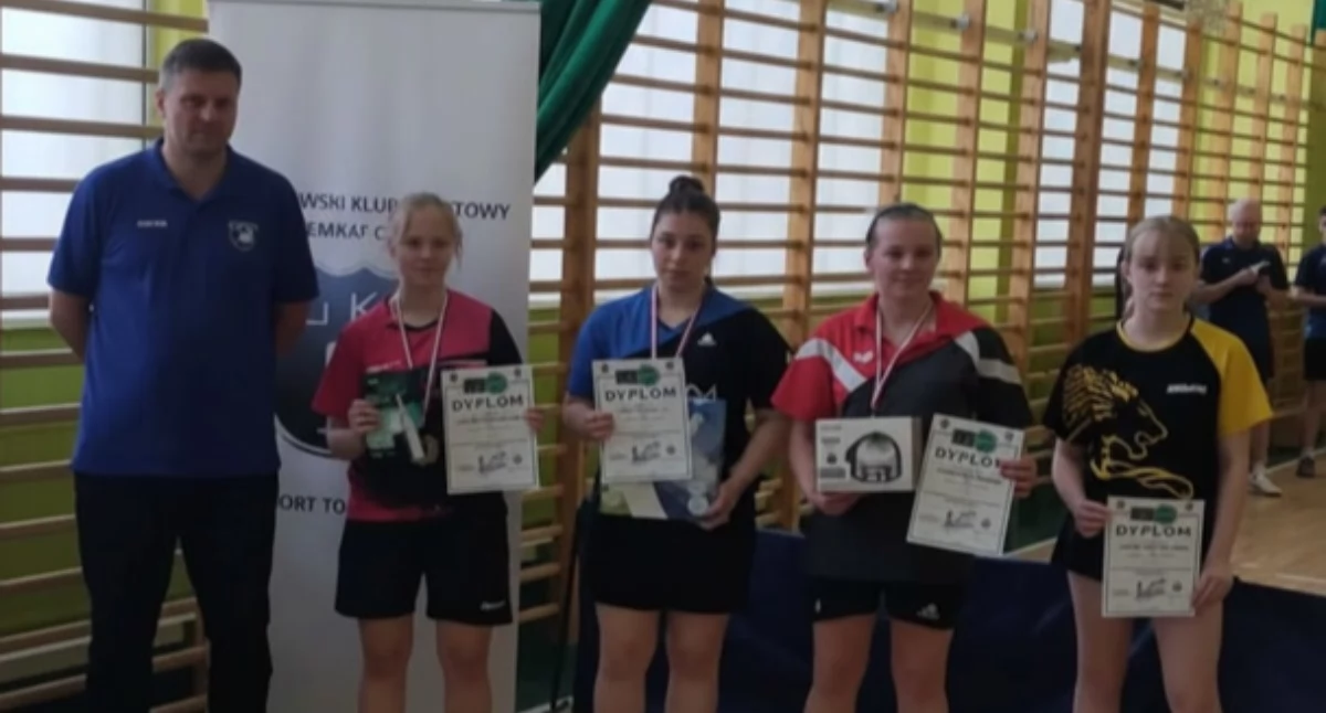 Oliwia Weihs i Adrian Mrotek na podium zawodów w Chojnicach