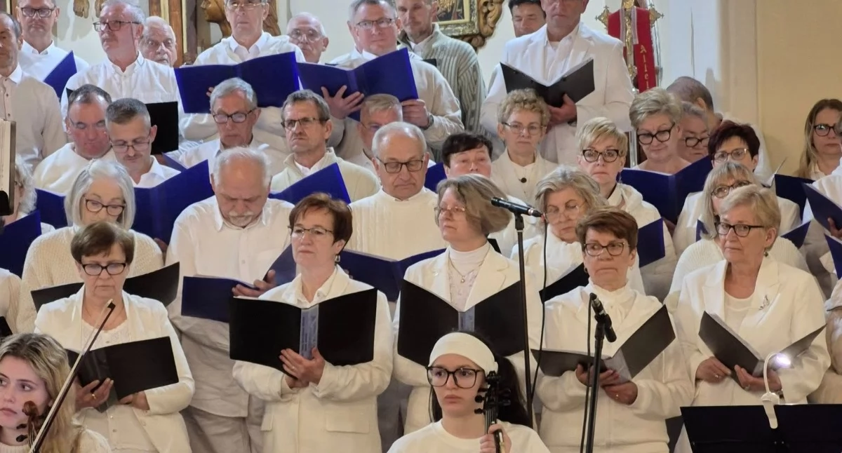 Kantata „Dekalog” wybrzmiała w Okonku. Muzyczne wydarzenie przyciągnęło tłumy