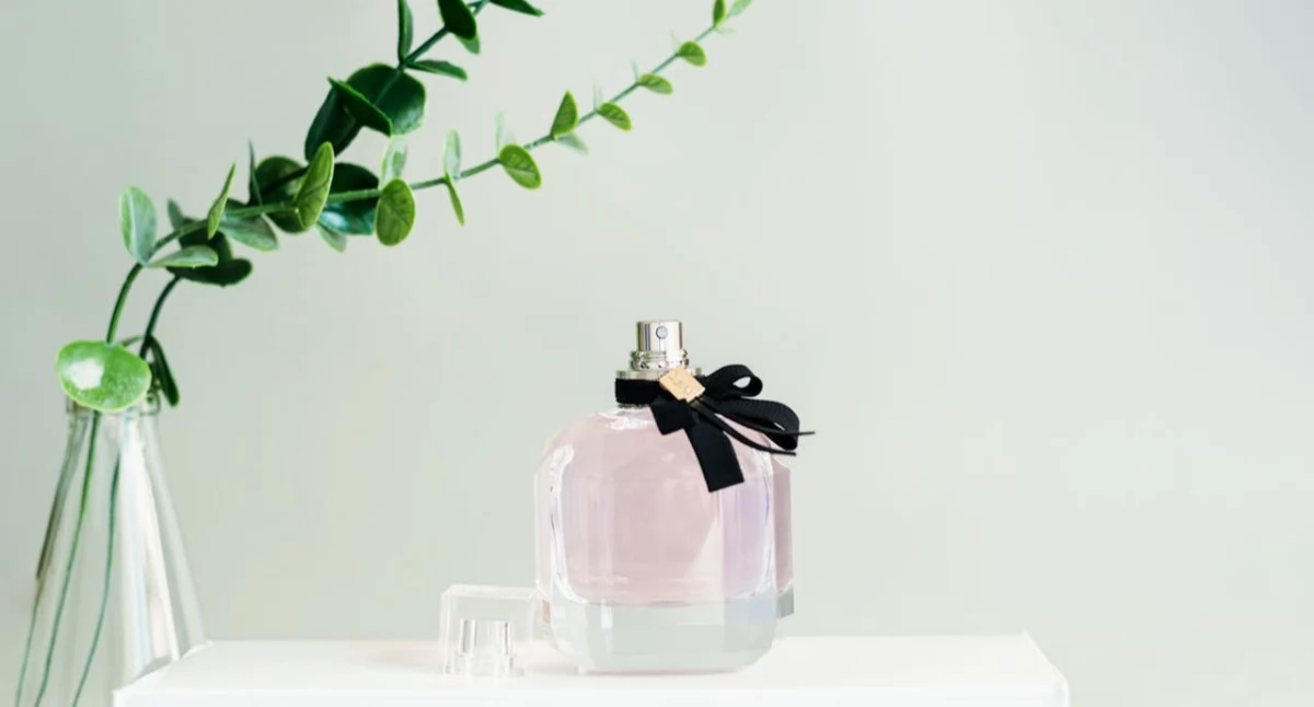 Zapachy z pamięcią – dlaczego perfumy budzą emocje i wspomnienia?