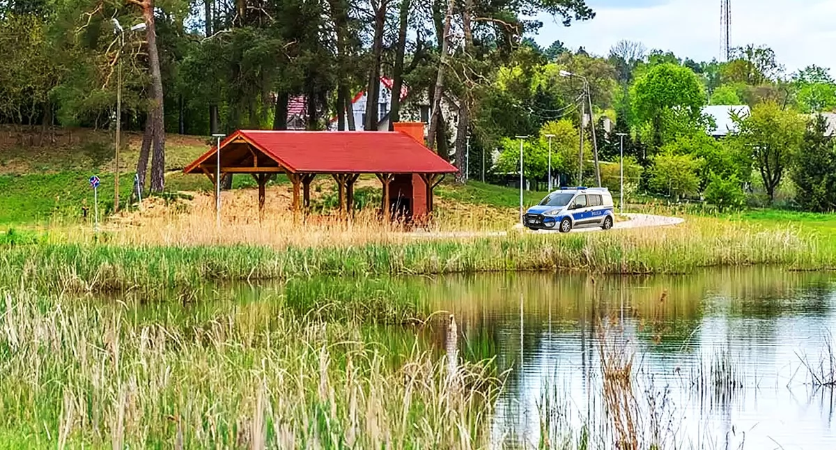 Radiowóz na promenadzie, a młodzi w krzakach