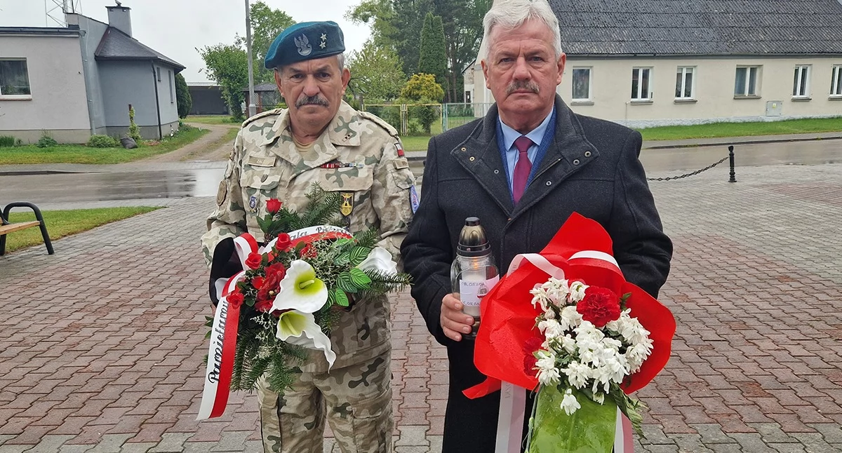 Kwiaty dla poległych wylądowały w koszu