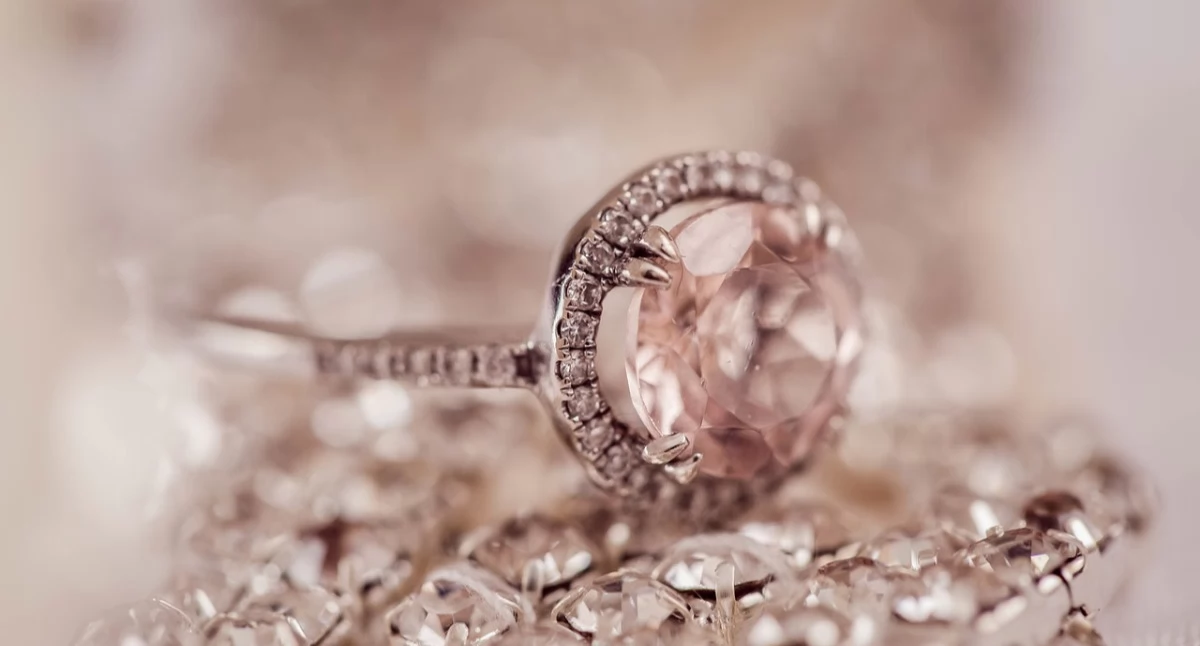 Diament na zawsze: Jak wybrać biżuterię, która nie traci na wartości?