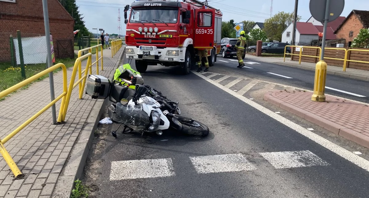 Groźny wypadek na DK11 w Lotyniu. Motocyklista trafił do szpitala