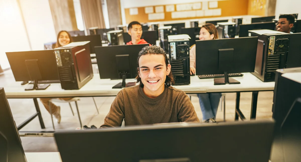 Branża, która wciska „restart” i znów rośnie - informatyka. Rozpocznij studia już w najbliższym czasie!