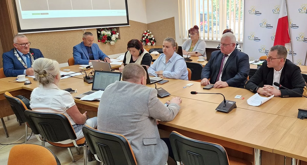 Zamykamy szkoły, a budujemy remizę?