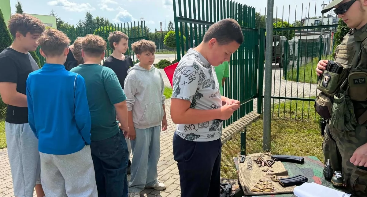 Młodzież ze Szkoły Podstawowej nr 3 poznawała specyfikę służb mundurowych