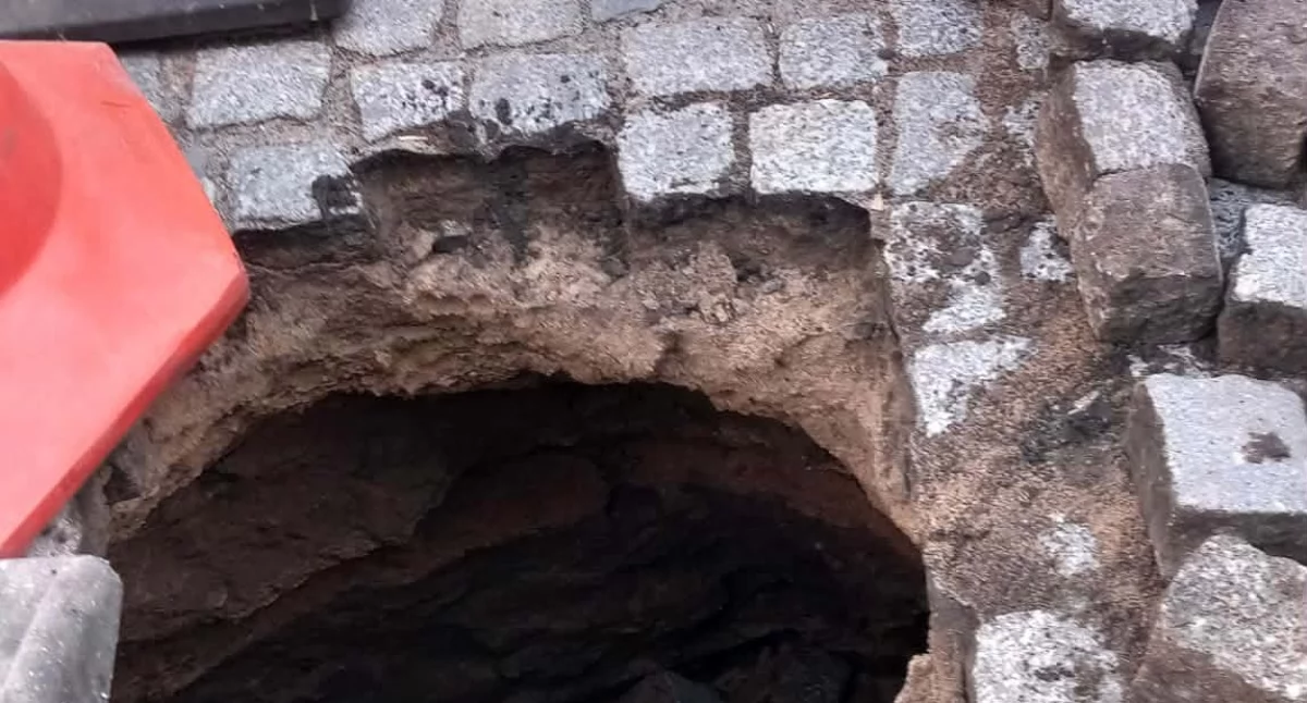 Niebezpieczna wyrwa na wysepce przy przejściu dla pieszych