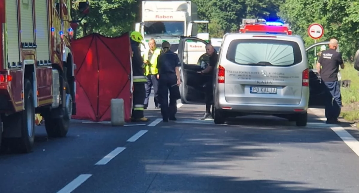 [WIDEO] Tragiczny wypadek na DK11. Dwie osoby nie żyją.