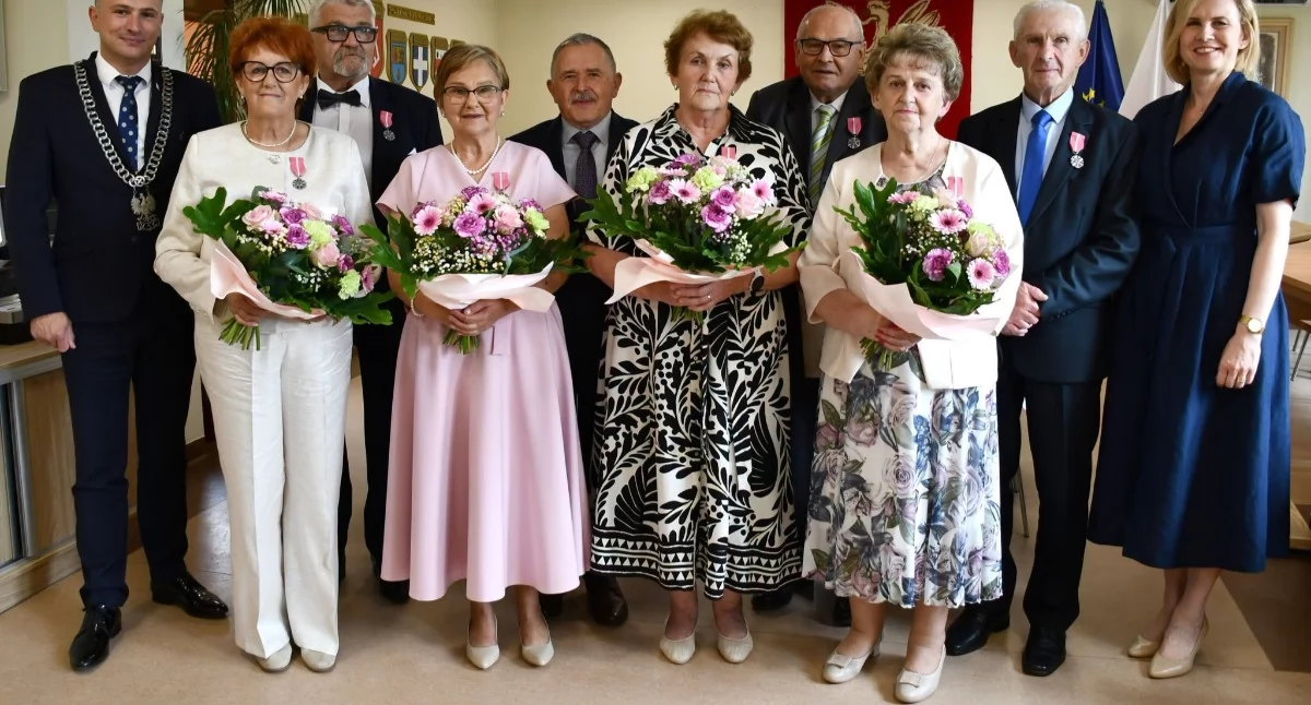 Medale wręczone z rocznym opóźnieniem. Cztery pary z gminy Zakrzewo świętowały Złote Gody