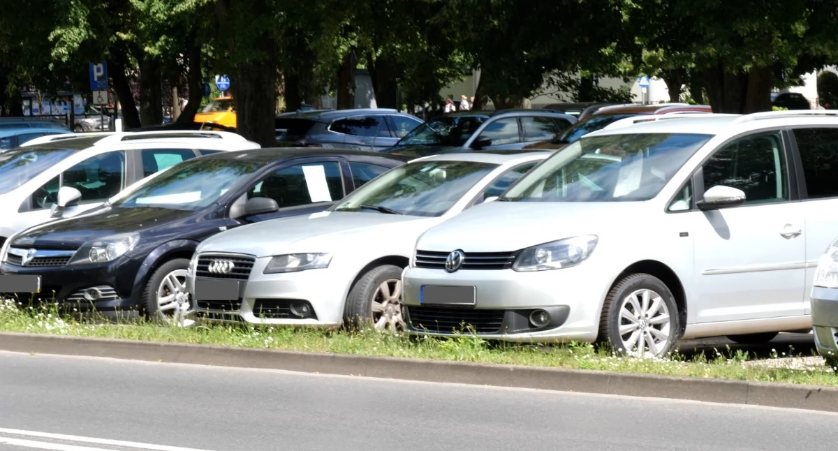 Koniec z autokomisem pod Starostwem? Nawet 17 aut dziennie czeka na kupców