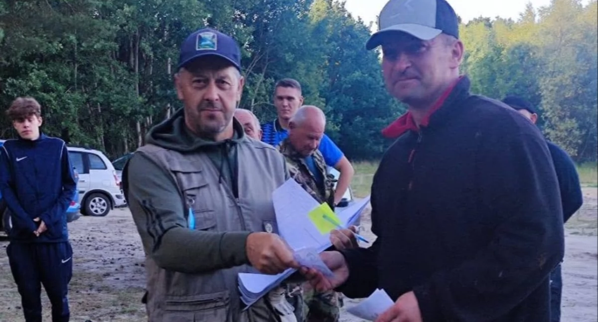 Łowili całą noc nad jeziorem. 16 wędkarzy walczyło o zwycięstwo na Kacku