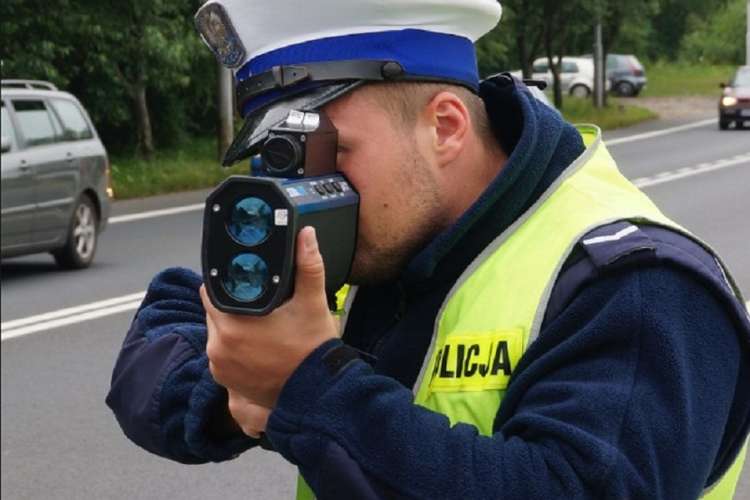 33 mandaty karne - głównie za przekroczenie prędkości