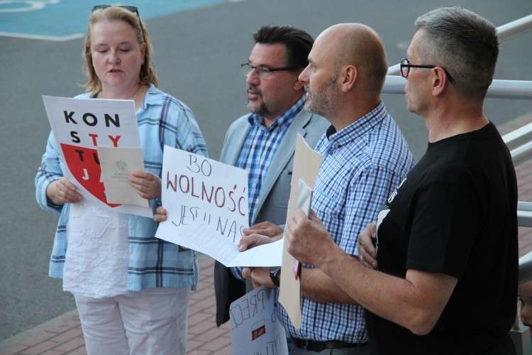 Drugi dzień protestu przed złotowskim sądem