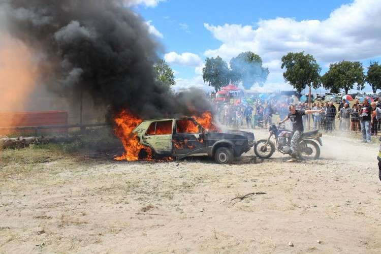 Pokaz gaszenia samochodu podczas XIX Zlotu Motocyklowego Płonące Party