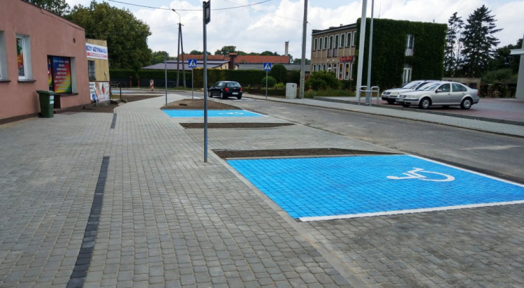 Zakończyła się budowa miejsc postojowych oraz chodnika wokół Krajeńskiego Ośrodka Kultury