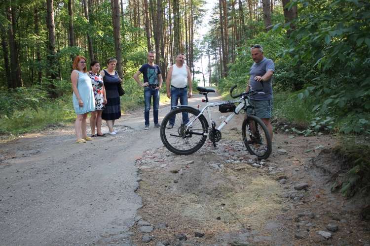 Droga łącząca Śmiardowo z Nową Świętą to potrzebny skrót - niestety w fatalnym stanie