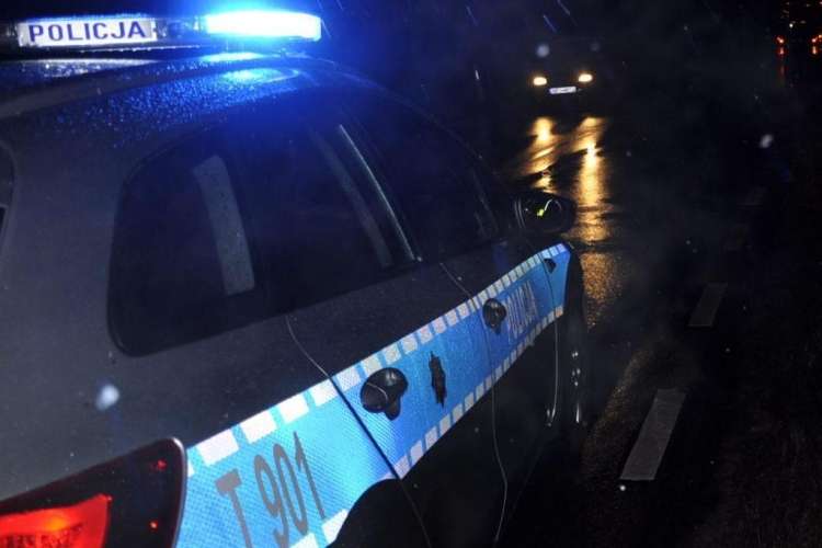 Pijany leżał na środku jezdni, na szczęście w porę znaleźli go policjanci
