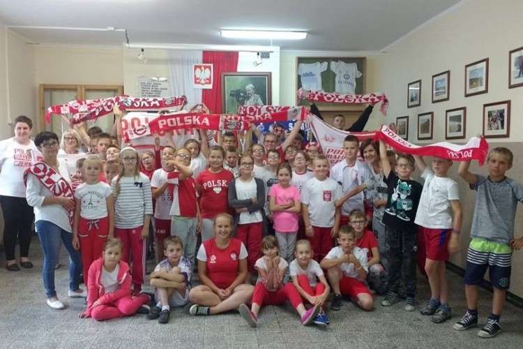 Młodzi kibice ze Szkoły Podstawowej im. Tony