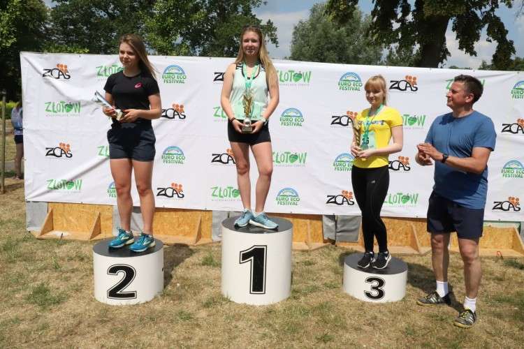 Dekoracja zwycięzców biegu Eco - Cross 2018 w Złotowie