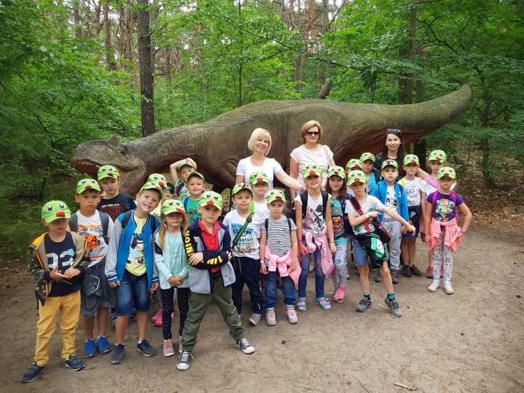 Pszczółki i Motylki z Przedszkola nr 3 w Złotowie w parku dinozaurów