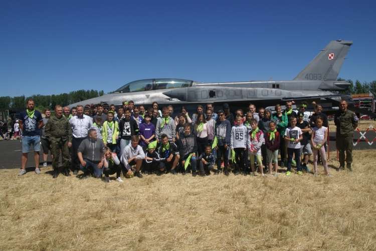 Młodzi strażacy podziwiali samoloty F-16
