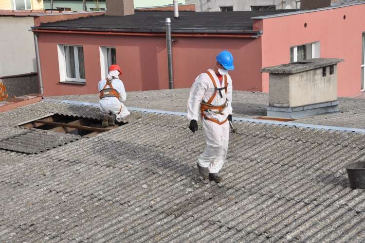 Azbest za miliony. Weź dofinansowanie i pozbądź się problemu