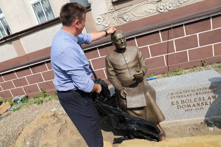 Odbiór techniczny ławeczki ks. dr Bolesława Domańskiego w Złotowie