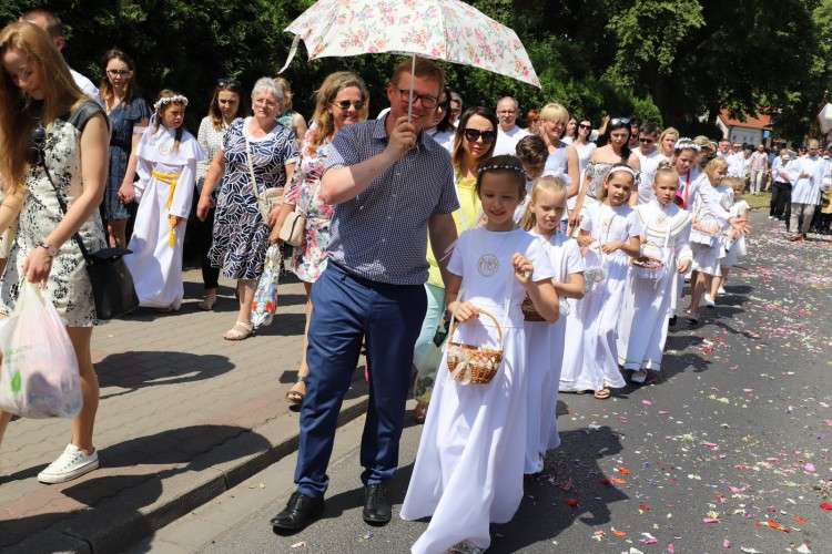 Procesja Eucharystyczna Bożego Ciała parafii św. Rocha i WNMP w Złotowie
