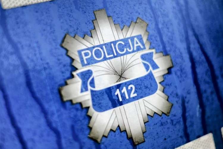 Zasłabł w mieszkaniu. Z pomocą przyszli policjanci i strażacy ochotnicy
